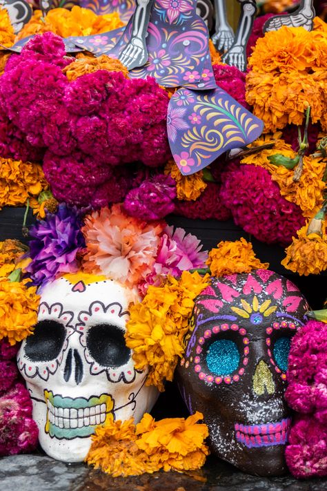 Día de los Muertos : la fête mexicaine s'exporte à Paris | Vogue France Food Dressing, Disney Halloween Movies, Modern Calendar, Mexican Culture Art, Halloween Stories, All Souls Day, Sound Meditation, Christian Traditions, Día De Muertos