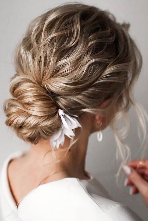 Trendy Updo Hairstyles For Medium Length Hair ★ Trendy Updo Hairstyles, Trendy Bun, Formal Hairstyles Updo, Mother Of The Groom Hairstyles, Knot Hairstyles, Easy Updos For Medium Hair, Wedding Hairstyles For Medium Hair, Short Silver Hair, Mother Of The Bride Hair