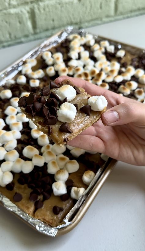 S’mores Crack S’mores Cracker Candy, Brown Sugar Toffee, Candies Recipes, Cookie Dough Bark, Puppy Chow Cookies, Graham Cracker Butter, Toffee Bark, Cracker Candy, Christmas Candies