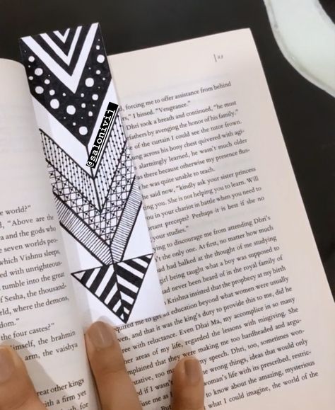 Black and White quirky bookmark with unique patterns, not something you commonly find. Very easy to make! #diy #diybookmarks #bookmark #bookmarks #blackandwhite #patterns Black White Bookmark, Book Marks Black And White, Bookmarks Zentangle, Simple Bookmark Ideas, Black And White Bookmarks, Book Marks Design Ideas, Bounce Lettering, Bookmark Painting, Barish Poetry