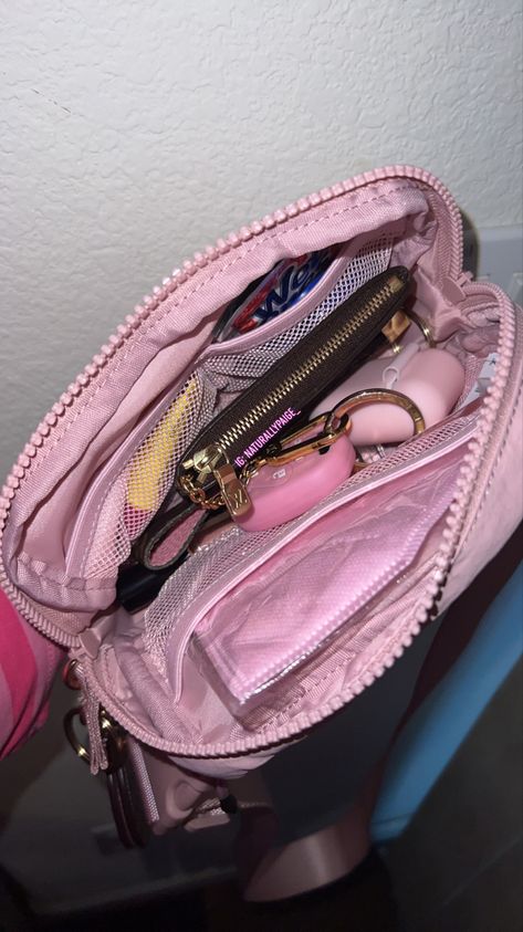 Pink Belt Bag Outfit, What's In My Belt Bag, Inside Purse Aesthetic, Lululemon Belt Bag Essentials, Purse Organization Inside, Pink Lululemon Belt Bag, Lululemon Purse, Nurse Work Bag, Lululemon Bag