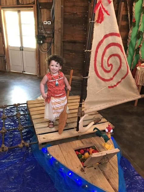 Moana Parade Float Ideas, Moana Trunk Or Treat Ideas For Cars, Moana Trunk Or Treat Ideas, Diy Moana Boat, Moana Trunk Or Treat, Moana Canoe, Polynesian Princess, Moana Boat, Moana Birthday Decorations