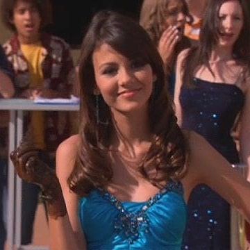 Lola Martinez, Zoey 101, Tv Show Outfits, Miss Her, I Miss Her, Missing Her, Victoria Justice, Hairstyles For School, Nickelodeon