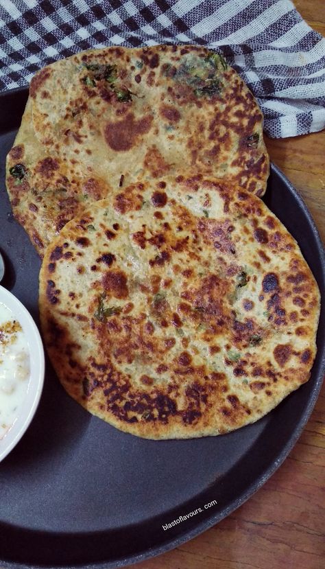 Breakfast Essentials, Savory Treats, Bengali Food, Paratha Recipes, Cricket Wallpapers, Dough Ingredients, Flat Bread, Gujarati Recipes, Samosa