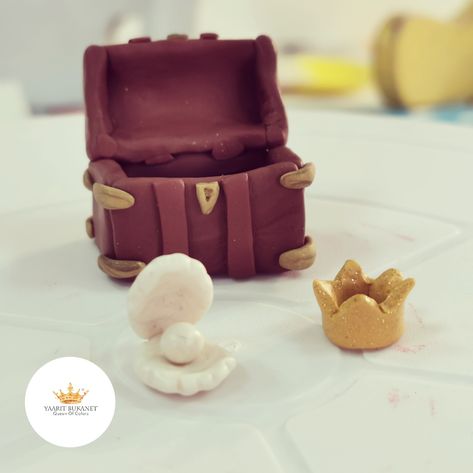 Polymer Clay Treasure Chest, Clay Treasure Chest, Clay Crown, Sculpting Ideas, Clay Decor, Clay Items, Clay Artist, Clay Sculpting, Room Unique