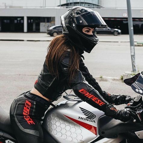 Pequenas histórias com os personagens de riverdale Venham se iludir c… #fanfic # Fanfic # amreading # books # wattpad Motocross Girls, Xe Ducati, Motorcycle Aesthetic, Motorbike Girl, Lady Riders, Sports Bikes Motorcycles, Womens Bike, Biker Chick, Bikes Girl