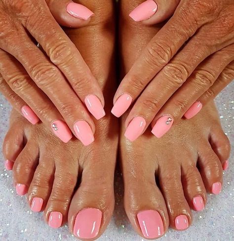 Pink mani and pedi set Pink Mani And Pedi, Mani And Pedi Ideas, Short Nails Art Ideas, Pedi Designs, Flower Toe Nails, Mani And Pedi, Nail Designs Easy Diy, Pedicure Designs Toenails, Pedi Ideas