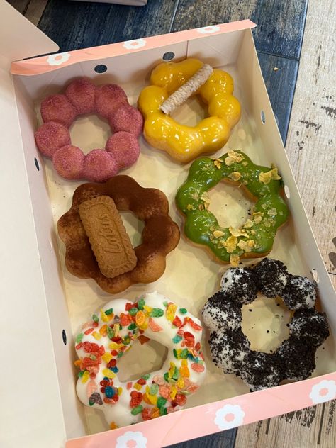 box of mochi donuts Mochinut Donut, Mochi Nut, Korean Donut, Japanese Donuts, Japanese Food Names, Mochi Donut, Fruit Chip, Food Gallery, Gourmet Desserts