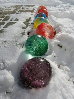 Ice Globe Lanterns, Ice Ornaments, Frozen Water Balloons, Frozen Balloons, Christmas Balloon Decorations, Christmas Decorations Diy Outdoor, Ice Sculptures, Water Balloons, Rachael Ray