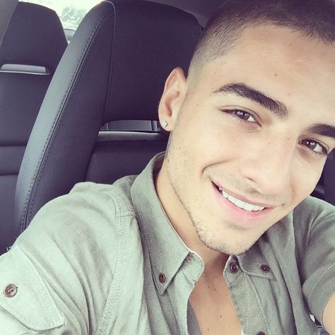 Sonriendo es más fácil  MALUMA Flirting Tips For Guys, Latino Men, Suit Card, Flirting Body Language, Flirting Quotes For Her, Flirting Tips For Girls, Funny Profile, Perfect Boy, Funny Profile Pictures