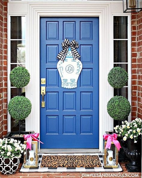 Jennifer Griffin on Instagram: “Raise your hand if you’re ready for Spring!! 🙋🏻‍♀️🙋🏻‍♀️🙋🏻‍♀️ Yesterday I got our porch cleaned up from Winter. It’s still a bit early for my usual…” Glam Front Porch Ideas, Preppy Front Porch, Chinoiserie Front Porch, Grand Millennial Front Porch, Eclectic Front Porch, Blue And White Front Porch, Colonial Library, Small Porch Decorating Ideas, Front Porch Decorations