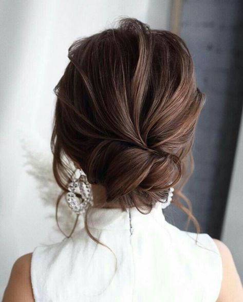 Sanggul Modern, Messy Updo, Bridal Hair Updo, Prom Hairstyles For Long Hair, Low Bun, Wedding Hair Down, Bridal Updo, Chic Hairstyles, Penteado Cabelo Curto