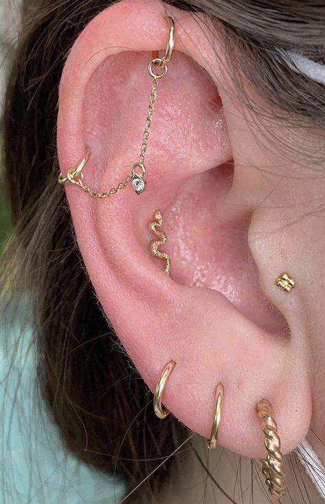 A Lot Of Ear Piercings, Ear Stacks, Piercing Inspo, Cool Ear Piercings, Pretty Ear Piercings, Ear Style, Cute Piercings, Piercing Ideas, Ear Stack