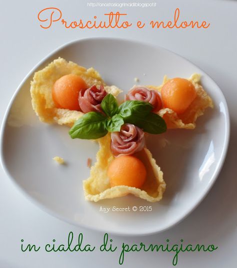 Any secret...: Un croccante finger food: prosciutto e melone in cialda di parmigiano Appetizer Buffet, Fancy Appetizers, Family Brunch, Gourmet Chef, La Food, Party Finger Foods, Parmigiano Reggiano, Finger Food Appetizers, Food List