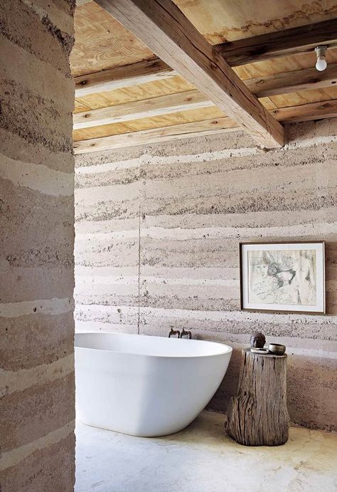 For this passionate environmentalist, building a self-sufficient rammed-earth house in remote northern Botswana seemed like a natural move. Rammed Earth Homes, African House, Rammed Earth Wall, Rammed Earth, Cob House, Earth Homes, White Bath, Natural Building, Earthship