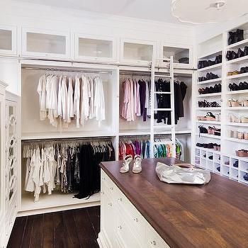 Walk In Closet Ladder Design Ideas Transitional Closet, Master Closet Design, Green Shelves, Closet Island, Modular Closets, Organized Closet, Dressing Room Closet, Armoire Dressing, Dream Closet Design