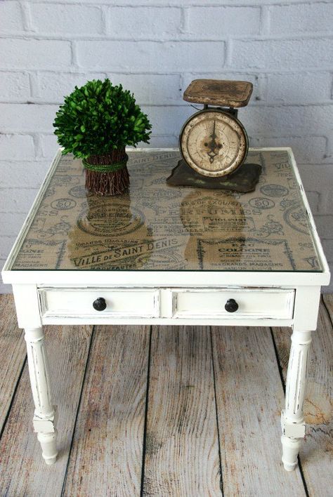 Chalk painted end table. Pretty end table makeover! Add patterned burlap or fabric under a glass tabletop. See more ideas http://canarystreetcrafts.com/ Painting Glass Table Top, Table Top Patterns, Refurbished Table, Painted End Tables, End Table Makeover, Farmhouse End Tables, Painting Glass, Glass Table Top, Decoupage Furniture