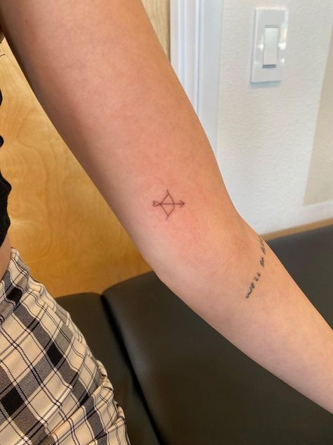 Mini Bow And Arrow Tattoo, Taylor Swift Mini Tattoo, Taylor Swift Tattoo Simple, Small Bow And Arrow Tattoo, Mini Taylor Swift Tattoo, Taylor Swift Friendship Tattoos, Fine Line Tattoo Taylor Swift, Small Taylor Swift Tattoo Ideas, Tiny Taylor Swift Tattoo