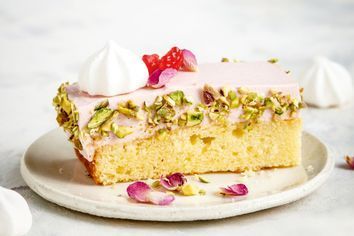 Vanilla cake with raspberry rosewater cheesecake Rosewater Cheesecake, Raspberry Cheesecake Topping, Vanilla Cake With Raspberry, Cheesecake Chocolate Cake, More Fruits And Vegetables, Raspberry Rose, Cake Base, How To Make Cheesecake, Sponge Cake Recipes