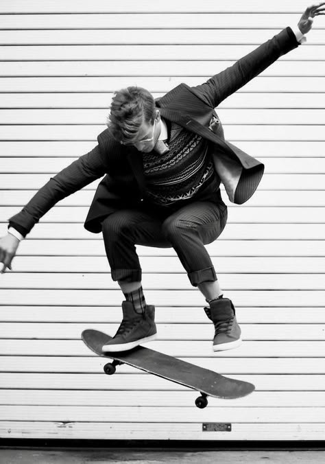 Photography Sport, Sport Videos, Skateboard Fashion, Sports Shoes Outfit, Bespoke Tailoring, Foto Poses, Pose Ref, Style Photography, Action Poses