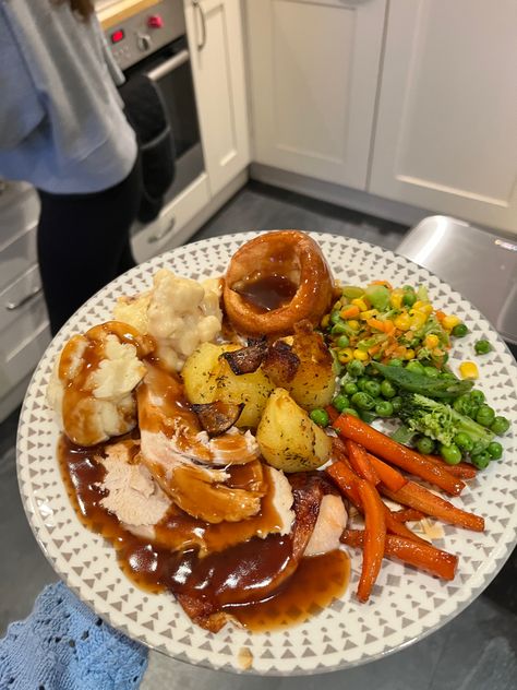 British Food Aethstetic, British Sunday Roast Dinner, Sunday Dinner Aesthetic, English Dinner Party, Roast Dinner Aesthetic, Sunday Roast British, Roast Dinner Sunday, Christmas Dinner Roast, Roast Dinner Ideas