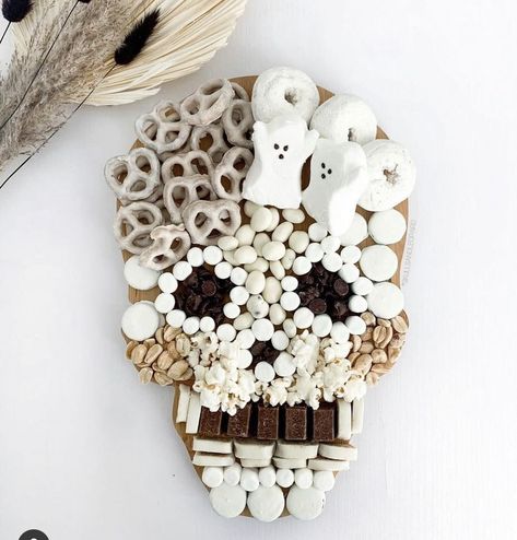 Skull Snack Board, Halloween Entry Table, Halloween Snack Ideas, Pasteles Halloween, Snack Boards, Table Halloween, Halloween Snack, Halloween Tattoo, Halloween Door Decorations