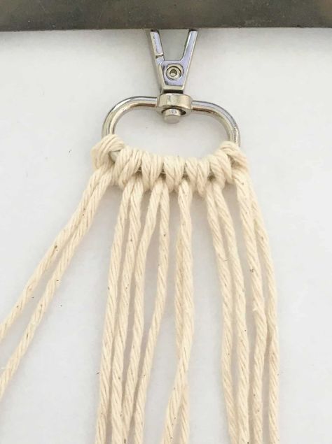 Keychain Diy Easy, Macrame Keychain Tutorial, Diy Macrame Keychain, Keychain Tutorial, Diy Statement Necklace, Diy Lanyard, Macrame Knots Pattern, Diy Macrame Plant Hanger, Macrame Wall Hanging Diy