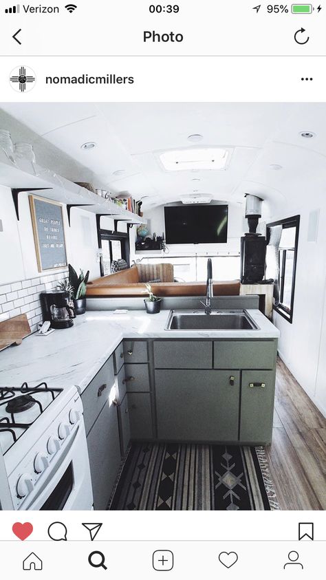 Love the L shaped kitchen Decorating Your Rv, House Bus, School Bus Tiny House, Bus Home, Camper Vintage, Bus Ideas, Bus Living, Camper Reno, Bus Conversions