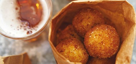 Arancinis au fromage (style fondue au parmesan) Recettes | Ricardo Arancini Recipe, Italian Street Food, Sicilian Recipes, Fried Food, Finger Food, Appetizer Snacks, The Table, Wine Recipes, Street Food