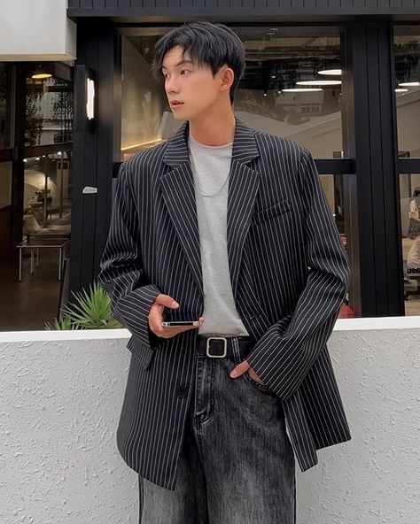 Pinstripe Blazer Outfit, Striped Blazer Outfit, Korean Outfits Men, Striped Suit, Outfits Men, Striped Blazer, Blazer Outfits, Fashion Korean, Korean Outfits