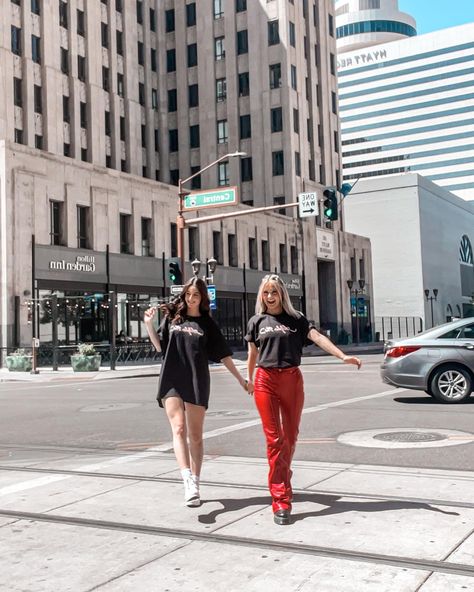 two friends holding hands walking in the street and smiling Picture Poses Aesthetic, Friend Picture Poses, Pose For Instagram, Poses Aesthetic, Kendall Jenner Street Style, Summer City, Models Off Duty Style, Aesthetic Clean, Friend Pictures Poses