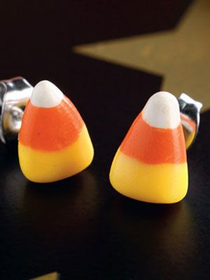 Candy Corn Earrings Craft for Halloween.  Made from clay. Homemade Halloween Crafts, Fun Halloween Earrings, Halloween Candy Crafts, Halloween Craft Ideas, Corn Earrings, Making Candy, Candy Corn Earrings, Halloween 20, Homemade Halloween