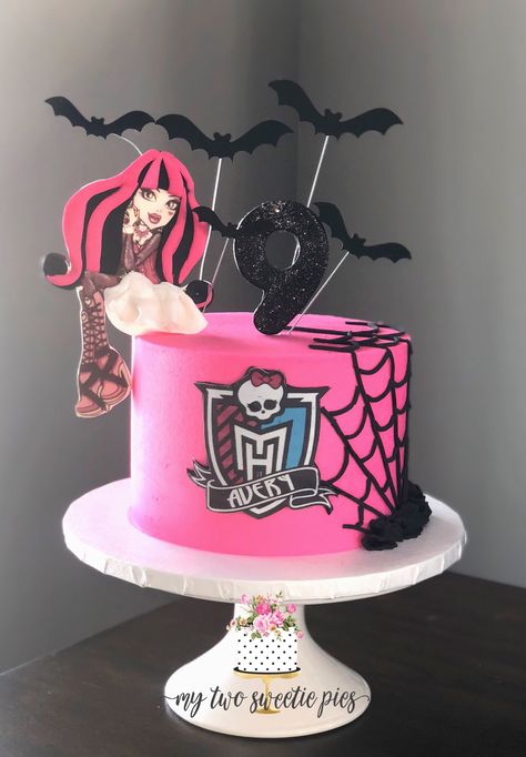 Draculaura Birthday Cake, Monster High Birthday Cake Ideas, Monster High Cake Birthdays, Monster High Cake Ideas, Draculaura Birthday, Monster High Party Ideas, Monster High Birthday Party Ideas, Monster High Cupcakes, Surprise Birthday Cake