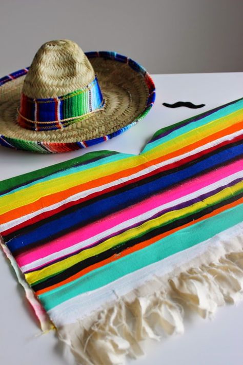 DIY COSTUME FOR LITTLES: MEXICAN SERAPE Mexican Fancy Dress, Camp Skits, Mexico Costume, Costume Ideas Diy, Poncho Diy, Girl Scout Activities, Mexican Serapes, World Thinking Day, Mexican Christmas