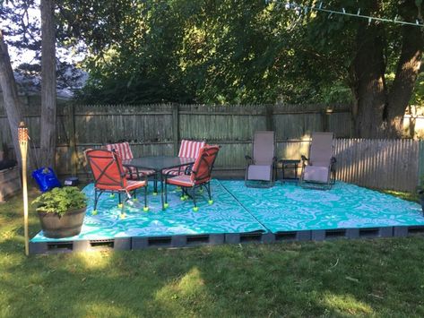 Renters Patio- Plastic Pallet Patio Patio Upgrade, Outdoor Plastic Rug, Pallet Patio, Painted Pots Diy, Plastic Pallets, Easy Backyard, Pallet Outdoor, Garden In The Woods, Diy Patio