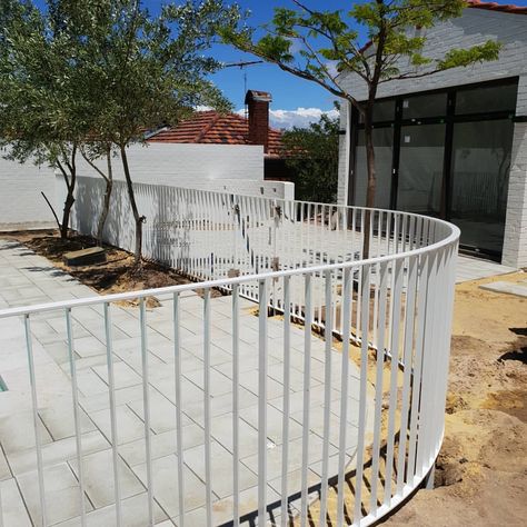 White Pool Fence Ideas Australia, Curved Pool Fence, Garage Fence, Fence Around Pool, Pools Design, Pool Safety Fence, Pool Fences, Pool Inspiration, Pool Fencing