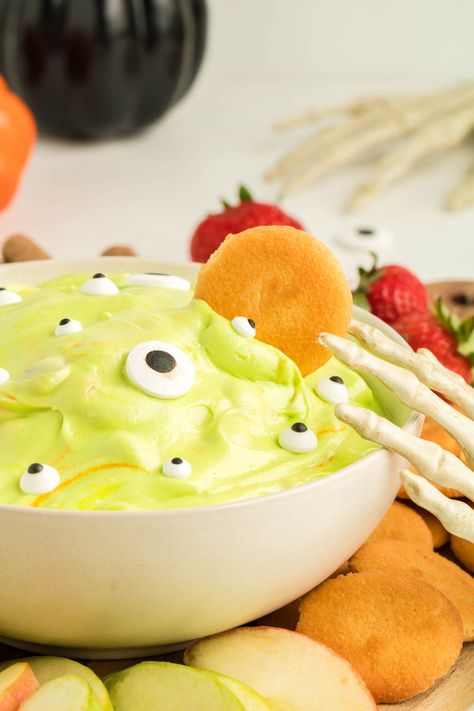 The best marshmallow dip recipe! Perfect for fruit or other dippers! It's such a fun Halloween treat! Halloween Fruit Dip, Halloween Dips, Dips Dessert, Marshmallow Fluff Fruit Dip, Twisted Circus, Halloween Dip, Dessert Dip Recipes, Halloween Deserts, Marshmallow Dip