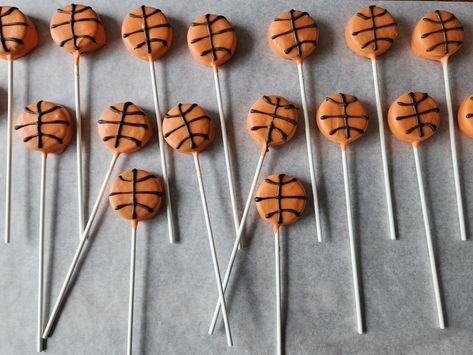 Made these super easy oreo pops, all with orange and brown candy melts! They were a hit!! Cake Pops Basketball, Basketball Cakesicles, Basketball Cakesicles Ideas, Basketball Chocolate Covered Oreos, Chocolate Covered Oreos, Chocolate Covered, Oreo