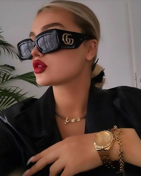 Girl fashion Gucci Sun Glasses, Big Sunglasses Women, Sunglasses For Round Face, Streeet Style, Glam Sunglasses, Gucci Aesthetic, Aesthetic Sunglasses, Sunglasses For Your Face Shape, Round Face Sunglasses