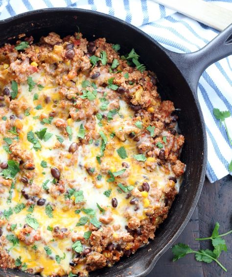 This Turkey Taco Quinoa Skillet dinner is packed with ground turkey, black beans, quinoa, tomatoes, corn, and Mexican spices. Ground Turkey Black Beans, Taco Quinoa, Black Beans Quinoa, Quinoa Skillet, Ground Turkey Tacos, Healthy Ground Turkey, Skillet Dinner Recipes, Turkey Taco, Grain Recipes