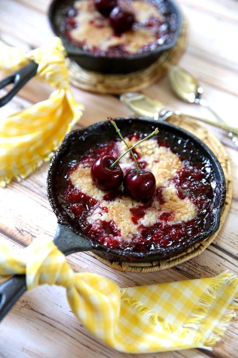 Learn how to make cast iron cherry cobblers in a skillet right in your own home! This decadent dessert is sure to become a fave! Skillet Cobbler, Easy Cherry Cobbler, Cherry Cobbler Recipe, Skillet Desserts, Cast Iron Skillet Cooking, Fruit Desserts Easy, Hot Desserts, Iron Skillet Recipes, Fruit Dessert Recipes