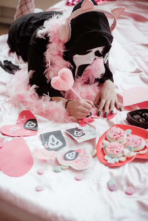 Cute But Physco Aesthetic, Widget Pink, Halloween Widget, Horror Cake, Kawaii Valentine, Monster Valentines, Valentine Photo Shoot, Scream Halloween, Halloween Photography