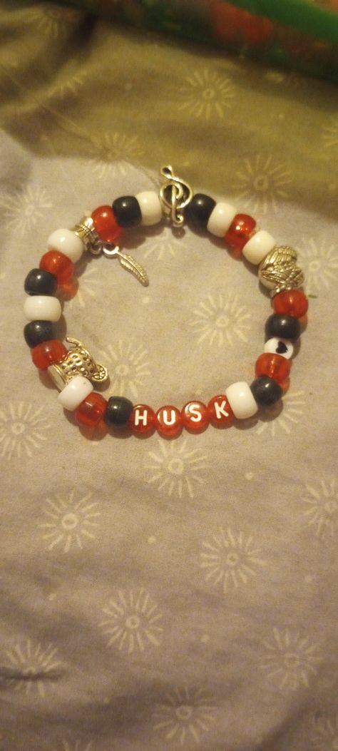 Character Bracelets, Husk Hazbin Hotel, Bracelets Ideas, Friendship Bracelets With Beads, Diy Bracelet Designs, Bracelet Ideas, Diy Bracelet, Helluva Boss, Hazbin Hotel