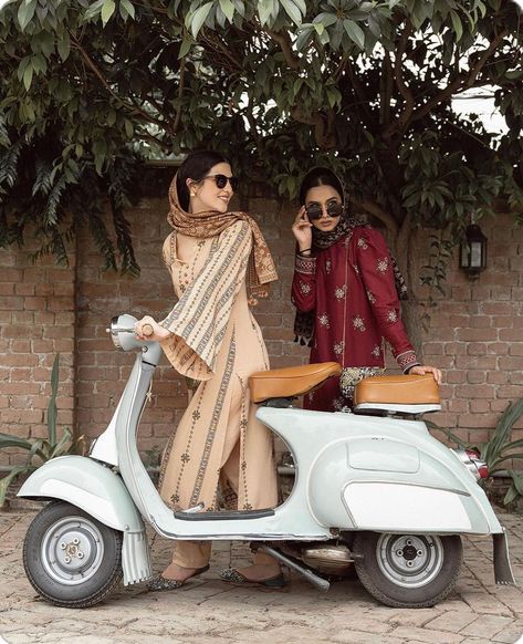 Wlw Poses, Best Friends Goals, Pakistani Aesthetic, South Asian Aesthetic, Desi Vibes, Friends Goals, Pakistani Culture, Global Desi, Indian Photoshoot