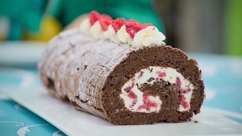 Paul Hollywood’s Chocolate and Raspberry Roulade - The Great British Bake Off Raspberry Roulade, Chocolate Pavlova, Chocolate Swiss Roll, Zucchini Cakes Recipe, Pav Recipe, Chocolate Roll Cake, Chocolate Roll, Flourless Chocolate Cakes, British Bake Off