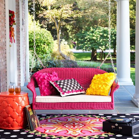 Eye For Design: Decorate With Colorful Wicker Furniture Wicker Furniture Makeover, Wicker Table And Chairs, Painting Wicker Furniture, Patio Furniture Makeover, Old Wicker, Patio Remodel, Painted Wicker, Porch Furniture, Wicker Table