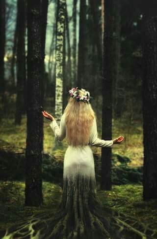 Natural girl Deep Books, Fantasy Photography, Wild Woman, Story Inspiration, Gods And Goddesses, Enchanted Forest, Coven, Fantasy World, In The Woods