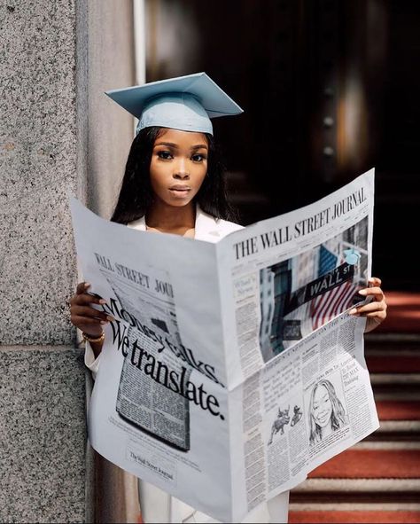 Black Girls Graduate ™ on Instagram: “Have you heard the news?! 👀 Tai just graduated! Congrats @typicaltai_ B.A. Economics, minor Yoruba 📈👩🏾‍🎓❤️#BlackGirlsGraduate #DegreedUp 📸…” College Graduation Photos, Just Graduated, Graduation Photography Poses, Grad Photoshoot, College Senior, Graduation Cap Designs, Graduation Photography, Senior Picture Outfits, Graduation Photoshoot