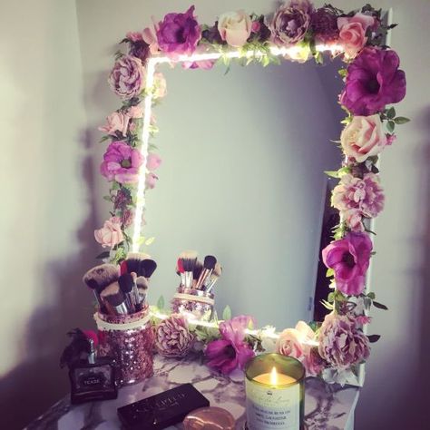 Crafty DIY Creations To Dress Up Your Dorm Room - Society19 Diy Mirror Frame, Light Up Mirror, Makeup Vanity Lighting, Flower Mirror, Fleurs Diy, Diy Vanity, Makeup Room, Mirror Frame, Flower Lights