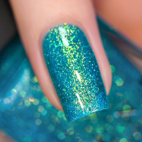 Blue Lagoon is a glistening teal holographic jelly nail polish. Inspired by a tropical paradise on the coast of a sparkling blue-green sea, Blue Lagoon will make you feel as if you're already there. Resting in a brilliant teal jelly base, Blue Lagoon is inundated with waves of intense iridescent sparkle. Radiant gold-to-green color-shifting flakes float alongside glimmering holographic micro-flakes for an incredible finish full of depth! Blue Lagoon is part of the Tropics collection, an assortme Beachy Blue Nails, Blue Green Nail Art Designs, Teal Beach Nails, Summer Nails Sns, Turquoise Blue Nails, Turquoise Glitter Nails, Turquoise Sparkle Nails, Green Blue Nails, Ocean Nails Sea